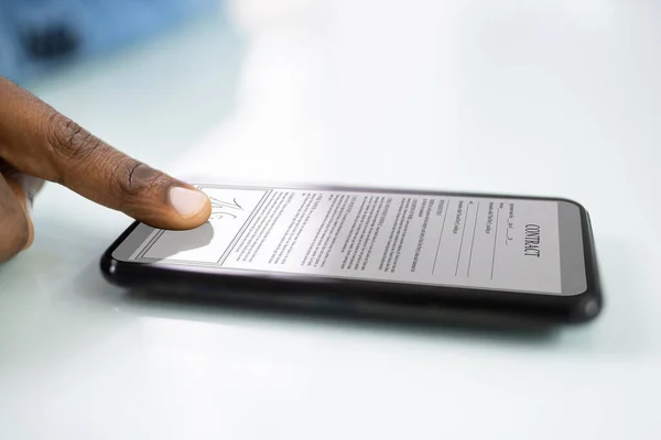 African Man Holding Smartphone Mobile Phone — Stock Photo, Image