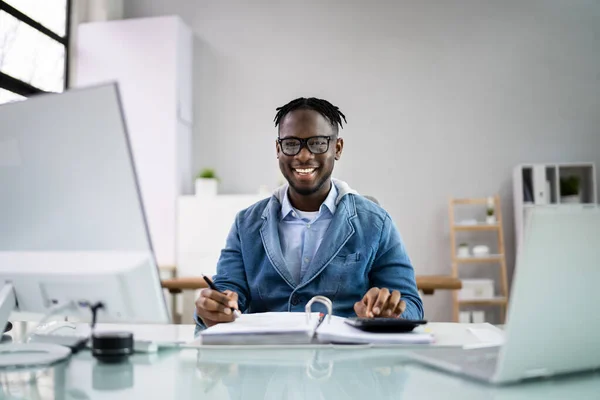 Buchhalterin Frauen Schreibtisch Mit Taschenrechner Für Buchhaltung — Stockfoto