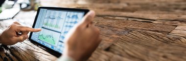 Close-Up işadamı dijital tablet borsa durum analizi