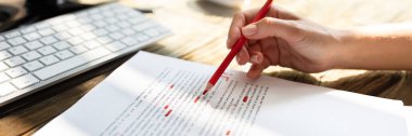 Belge üzerinde kırmızı marker ile bir kişinin El Işaretleme Hatası Yakın Çekim
