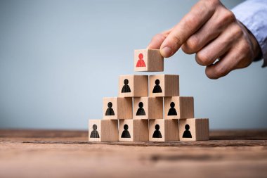 Bloklu El Yapımı İş Piramidi. HR Lideri
