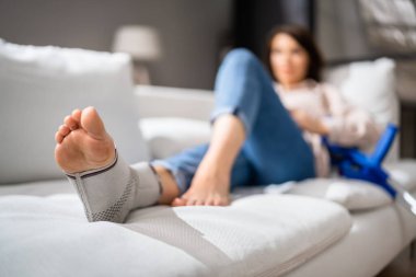 Bilek burkulması bandajı. Tıbbi Ayak Travması Terapisi