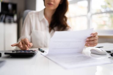 Vergi Dolandırıcılığı Soruşturması Yapan Denetçi Büyüteç Kullanıyor