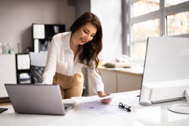 Muhasebeci Kadın Faturayı Hesaplamak İçin Ofis Bilgisayarını Kullanıyor