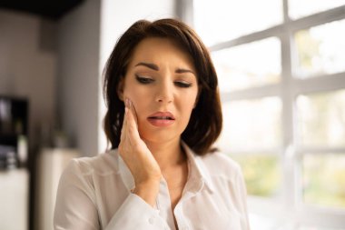 Diş çürüğü var. Kadın Ağzı ve Diş Hekimi