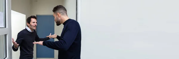 Deux Jeunes Hommes Debout Entrée Porte Querellant Entre Eux — Photo