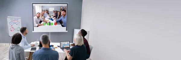Grupo Empresários Que Fazem Videoconferência Sala Reuniões — Fotografia de Stock