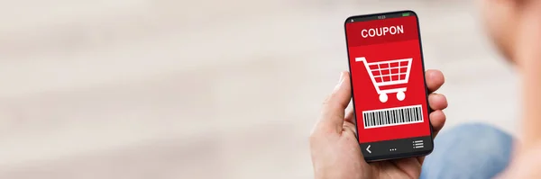 Primer Plano Mano Del Hombre Sosteniendo Teléfono Móvil Con Cupón — Foto de Stock