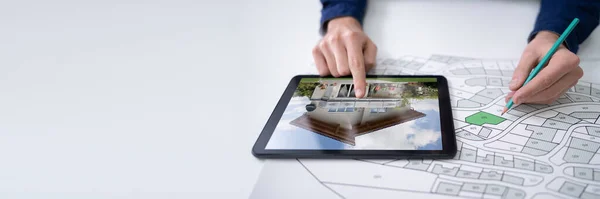 Hand Hält Bleistift Über Katasterkarte Neues Tablet Mit Hausbild — Stockfoto