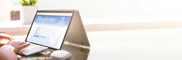 노트북에 온라인 양식을 제출하는 — 스톡 사진