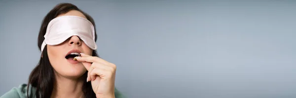 Retrato Olhos Vendados Jovem Mulher Testando Alimentos — Fotografia de Stock