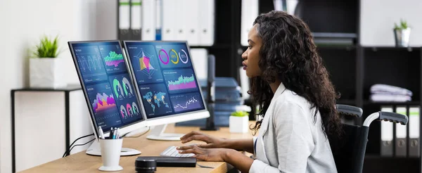 Αναλυτής Επιχειρηματικών Δεδομένων Γυναίκα Χρησιμοποιώντας Οθόνη Υπολογιστή — Φωτογραφία Αρχείου