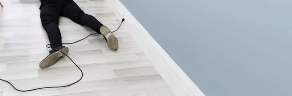 Pemandangan Tinggikan Manusia Terhuyung Huyung Dengan Sebuah Cord Listrik — Stok Foto