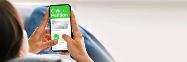 Hålla Mobiltelefon För Att Underteckna Petition Rapport Online — Stockfoto