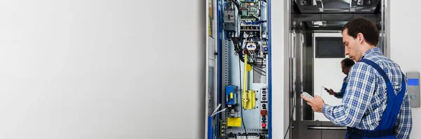 Kırık Asansörün Teknisyen Onarım Kontrol Paneli — Stok fotoğraf