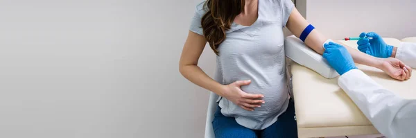 Primer Plano Del Médico Inyectando Mujer Embarazada Paciente Con Jeringa —  Fotos de Stock
