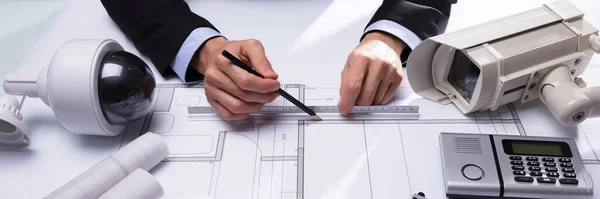 Nahaufnahme Der Handzeichnung Eines Architekten Mit Sicherheitstechnik Auf Dem Schreibtisch — Stockfoto