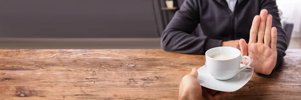 Крупный План Мужской Руки Отказывающейся Чашки Кофе Предложенной Человеком Деревянным — стоковое фото