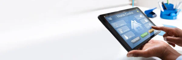 Närbild Persons Hand Använda Home Control System Tablet — Stockfoto
