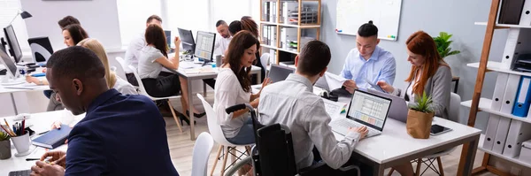 Seitenansicht Eines Behinderten Geschäftsmannes Der Rollstuhl Sitzt Und Mit Laptop — Stockfoto