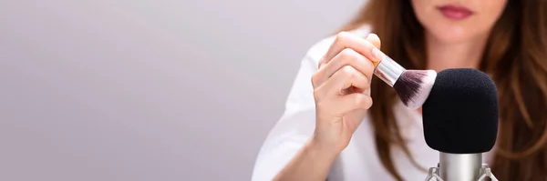 Γυναίκα Που Χρησιμοποιεί Βούρτσα Στο Μικρόφωνο Για Κάνει Ήχους Asmr — Φωτογραφία Αρχείου