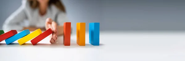 Masanın Üzerine Düşmesini Renkli Domino Durdurma Bir Işadamının Yüksek Açılı — Stok fotoğraf