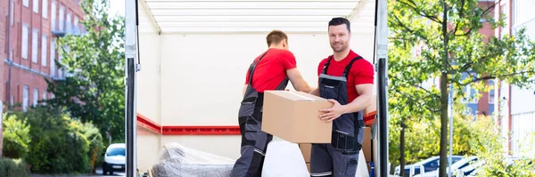 Deux Jeunes Hommes Déchargeant Empilant Les Boîtes Carton Brun Sur — Photo