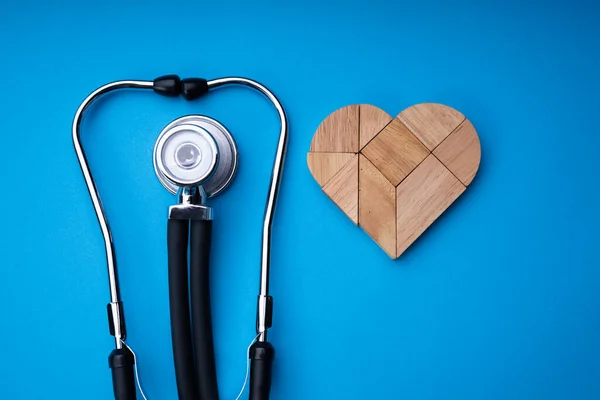 Mavi Arkaplanda Steteskopla Kırmızı Kalp Nceleme — Stok fotoğraf