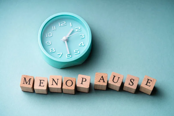 Menopausa Tempo Relógio Bloco Madeira Texto Palavra — Fotografia de Stock