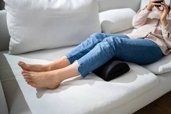 女人们用脚后跟来减少紧张和足部疲劳 — 图库照片