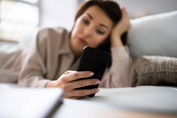Triste Mensagem Infeliz Telefone Móvel Social Dating Tecnologia Internet — Fotografia de Stock
