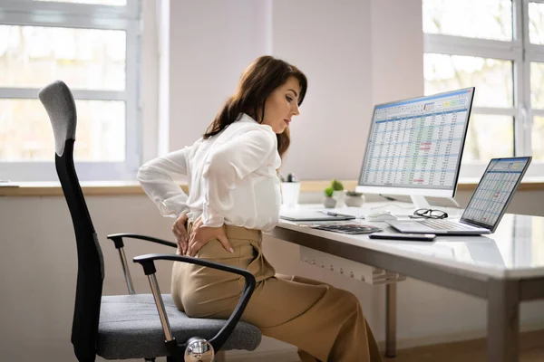 Πόνος Στην Πλάτη Bad Posture Γυναίκα Κάθεται Στο Γραφείο — Φωτογραφία Αρχείου