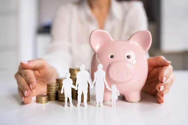 Familjen Piggy Bank Och Ekonomisk Säkerhet Pengar Till Investeringar — Stockfoto