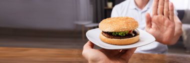Bir adamın elini Burger kişi tarafından sunulan reddederek Close-up