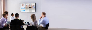 Boardroom usta iş adamları Video konferans Grup