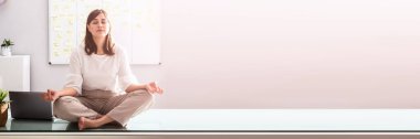 Genç İş Kadını Ofiste Meditasyon Yapıyor
