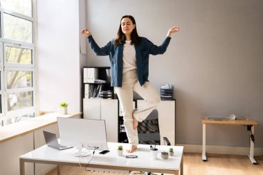 Ofiste Yoga Meditasyonu. İş kadını meditasyonu