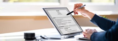 Dizüstü bilgisayardaki Genç Kadın Özgeçmişine Başla veya Özgeçmişine Hazırla