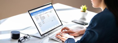 E Faturası Laptopta. Çevrimiçi Elektronik Fatura Yönetimi