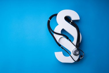 Mavi Arkaplanda Stetoskop ve Paragraf Sembolü