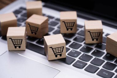 Laptop Klavyesinde Minyatür Alışveriş Aracı Blokları