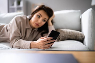 Çevrimiçi Ev Bilgisayarı Konferansı. Sıkıcı Öğrenci Kadın