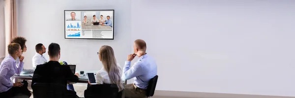 Grupo Hábiles Empresarios Videoconferencia Sala Juntas —  Fotos de Stock