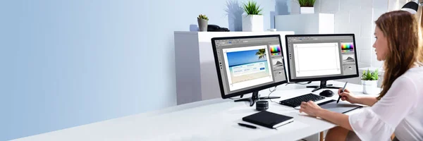 Vrouwelijke Editor Werken Met Foto Computer — Stockfoto