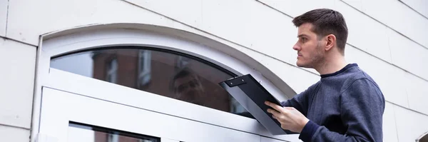 Vue Latérale Serviteur Examinant Bord Porte Fermée Avec Lumière Torche — Photo