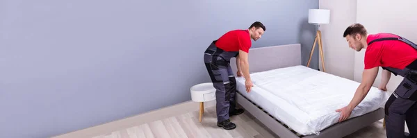 Dois Homens Profissionais Movers Uniforme Colocando Colchão Sobre Cama Nova — Fotografia de Stock