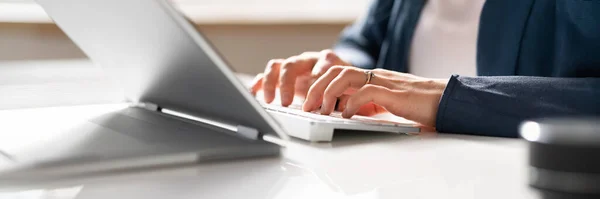 Arbetar Hybrid Laptop Vid Skrivbordet Hand Skriva Tangentbordet — Stockfoto