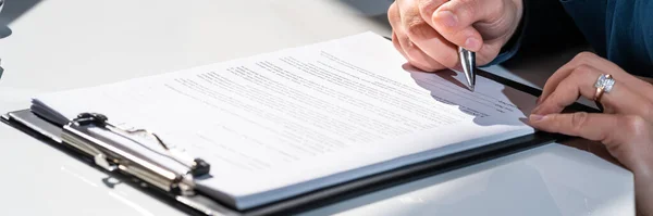 Assinatura Documento Contrato Comercial Acordo Com Advogado — Fotografia de Stock