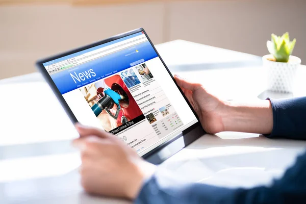 Het Lezen Van Krantenartikel Tablet Nieuws Media — Stockfoto