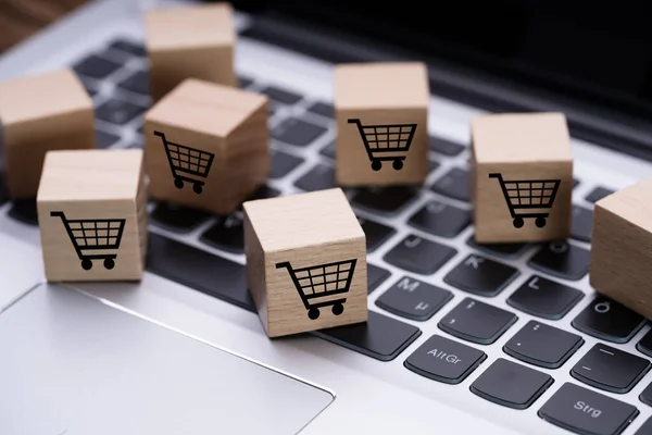Miniatűr Online Bevásárlókosár Blokkok Laptop Billentyűzeten — Stock Fotó